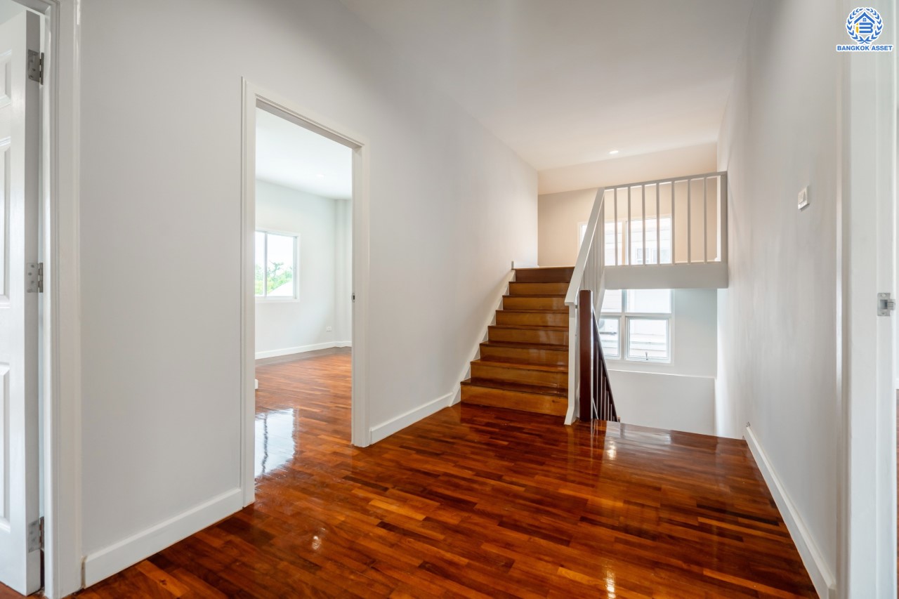 บ้านมือสองตกแต่งใหม่ ม.นนทรี5 พระราม5 เนื้อที่ 60 ตร.ว. ฟังก์ชัน 3 ห้องนอน 3 ห้องน้ำ 1 ห้องอเนกประสงค์ 1 ห้องแม่บ้านพร้อมห้องน้ำในตัว จอดรถได้ 2 คัน บนสุดยอดทำเล! ใกล้รถไฟฟ้า "สถานีแยกติวานนท์" และทางด่วน"ศรีรัช" ขับรถเพียง 5 นาที ก็ถึงวงเวียนพระราม5 ที่เชื่อมต่ออีกหลายหลายเส้นทางได้อย่างรวดเร็ว